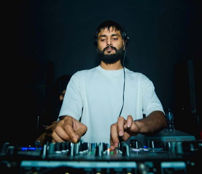 Voystra performing live